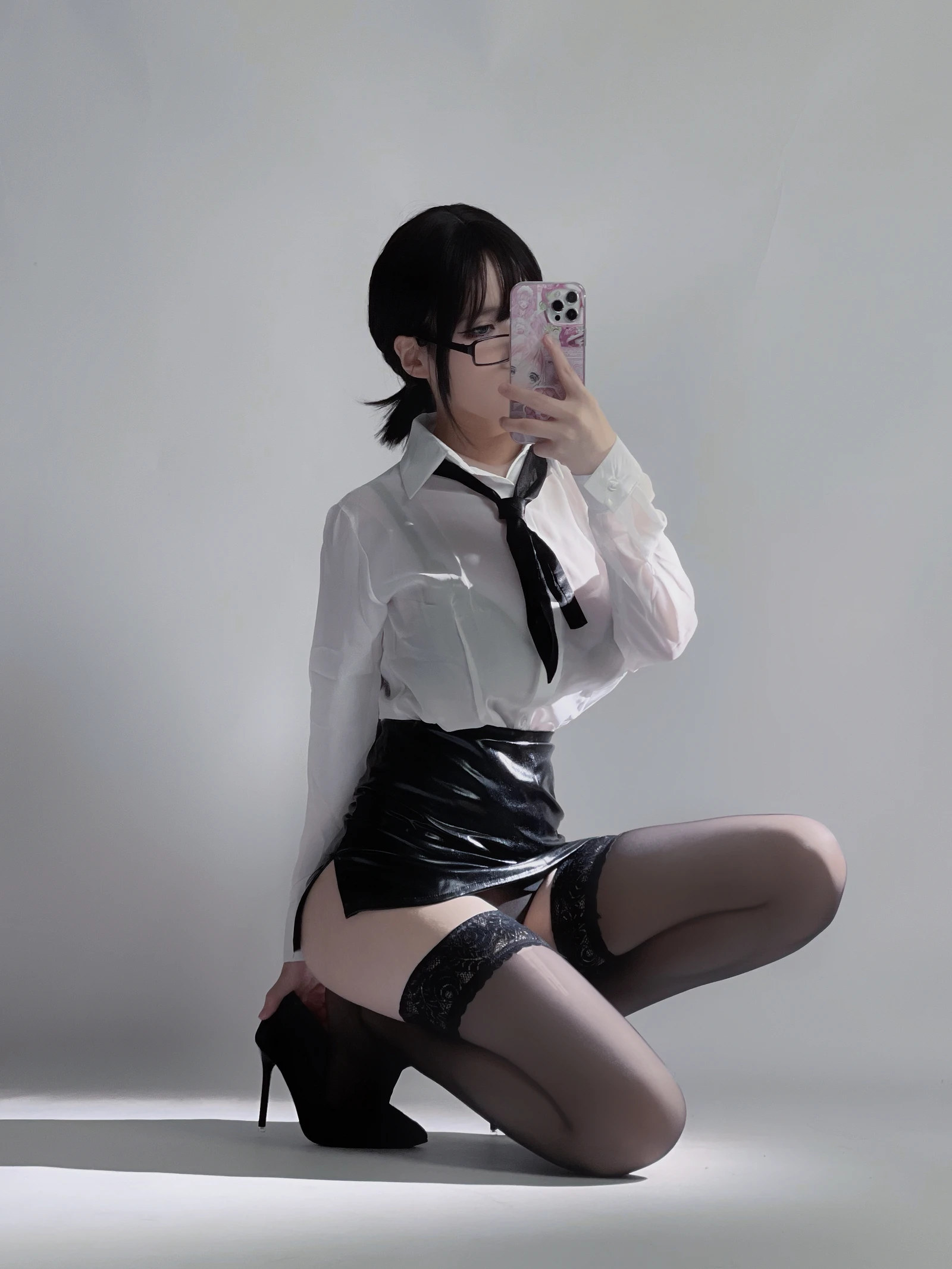 幼愛youmeko---黑丝眼镜OL-[28P-87MB]-1.webp